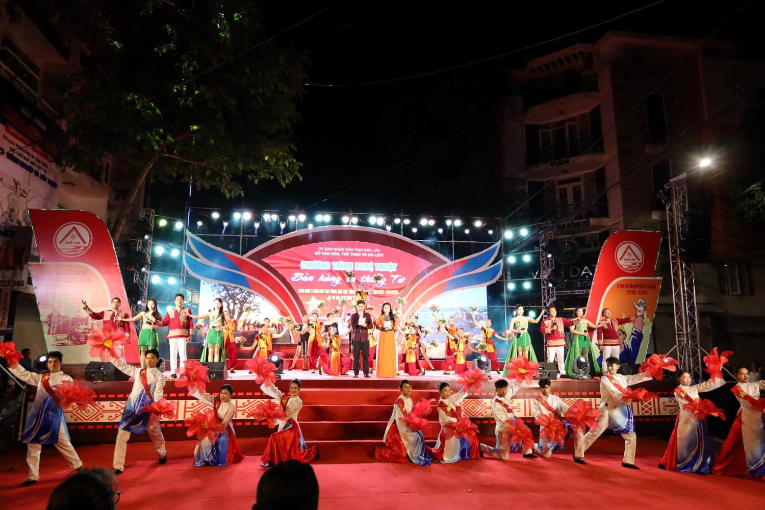 Tiết mục mở màn hát múa Mừng ngày hội non sông - Việt Nam ơi! Cùng bước tới vinh quang